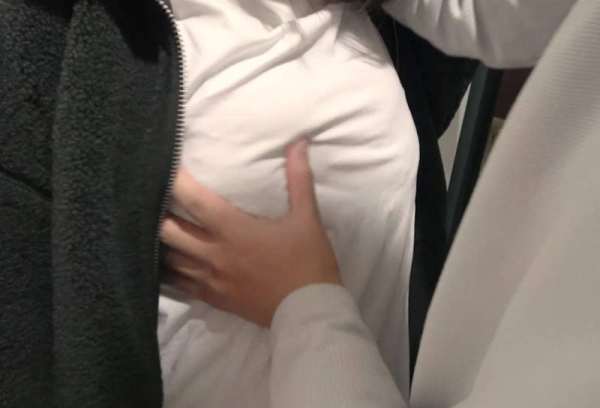 女性配達員を触るセクハラ画像 - 性癖エロ画像 センギリ 16 女性配達員を触るセクハラ画像 - 性癖エロ画像 センギリ 15 img 6913e63d959c9