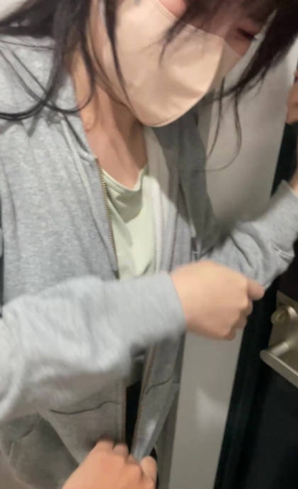 女性配達員を触るセクハラ画像 - 性癖エロ画像 センギリ 58 女性配達員を触るセクハラ画像 - 性癖エロ画像 センギリ 57 img 6913e64e16481