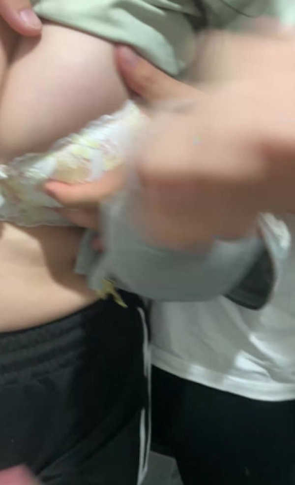 女性配達員を触るセクハラ画像 - 性癖エロ画像 センギリ 66 女性配達員を触るセクハラ画像 - 性癖エロ画像 センギリ 65 img 6913e650b7849