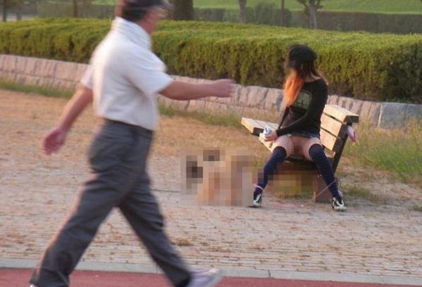 ノーパンスカートでおまんこ見せちゃう痴女のエロ画像! 100 ノーパンスカートでおまんこ見せちゃう痴女のエロ画像! 99 img 691456bc36b36