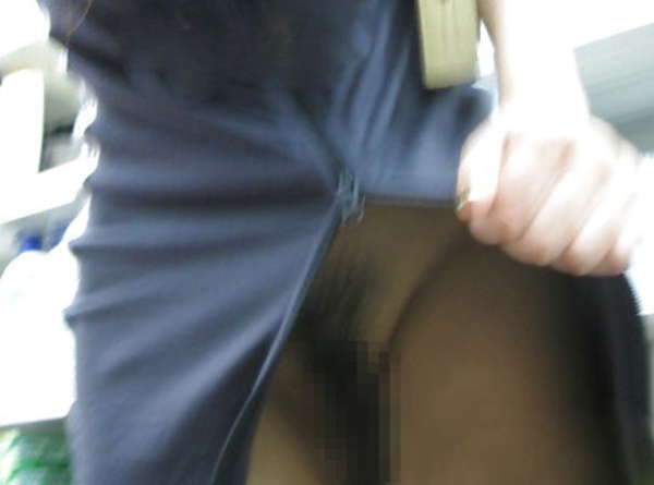 ノーパンスカートでおまんこ見せちゃう痴女のエロ画像! 106 ノーパンスカートでおまんこ見せちゃう痴女のエロ画像! 105 img 691456bc74b22