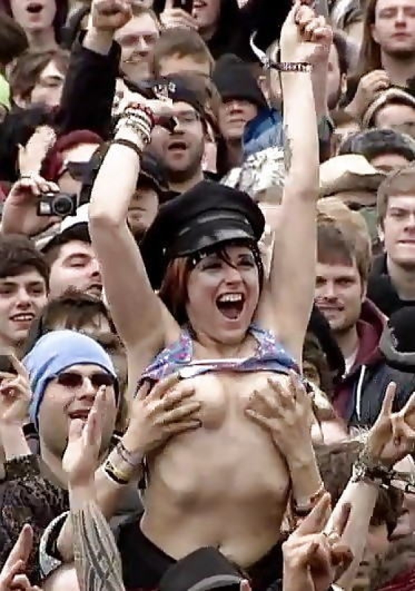 お祭りの騒ぎに乗じておっぱい揉んでるエロ画像!どこでやってるか教えろw 122 お祭りの騒ぎに乗じておっぱい揉んでるエロ画像!どこでやってるか教えろw 121 img 691c40981aca8