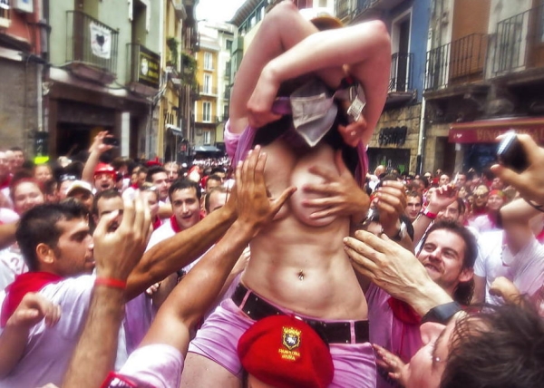 お祭りの騒ぎに乗じておっぱい揉んでるエロ画像!どこでやってるか教えろw 134 お祭りの騒ぎに乗じておっぱい揉んでるエロ画像!どこでやってるか教えろw 133 img 691c4098a5a04