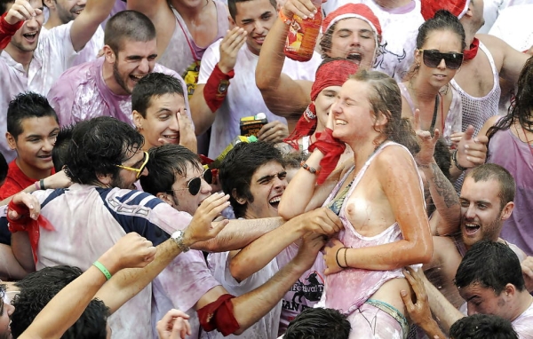 お祭りの騒ぎに乗じておっぱい揉んでるエロ画像!どこでやってるか教えろw 140 お祭りの騒ぎに乗じておっぱい揉んでるエロ画像!どこでやってるか教えろw 139 img 691c4098ed927