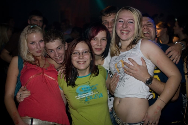 お祭りの騒ぎに乗じておっぱい揉んでるエロ画像!どこでやってるか教えろw 156 お祭りの騒ぎに乗じておっぱい揉んでるエロ画像!どこでやってるか教えろw 155 img 691c4099b4e29