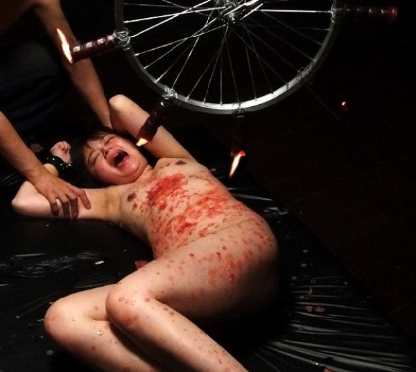 女体にロウソク垂らされてるエロ画像!見てるこっちも痛いんだがw 144 女体にロウソク垂らされてるエロ画像!見てるこっちも痛いんだがw 143 img 69281d64d8c4c