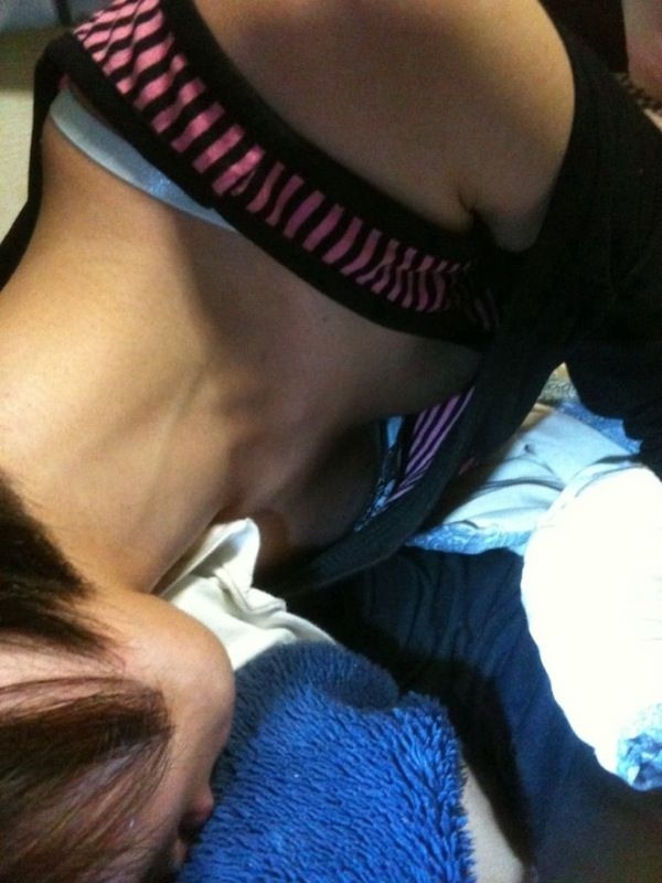 ゆったりとした服の隙間からブラチラしてる女の子のエロ画像! 130 ゆったりとした服の隙間からブラチラしてる女の子のエロ画像! 129 img 692c11ecc11cd