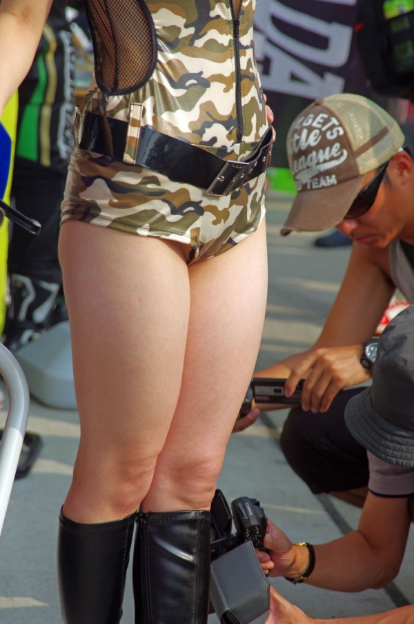 ホットパンツの隙間からパンツがちょい見えしてるキャンギャルの画像! 138 ホットパンツの隙間からパンツがちょい見えしてるキャンギャルの画像! 137 img 693173ea84784