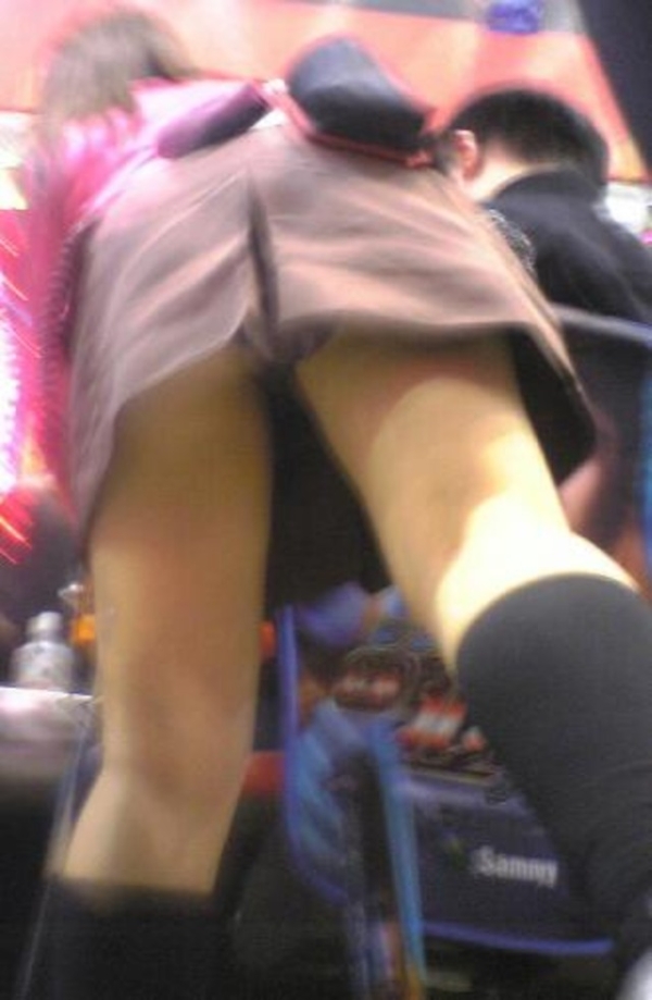パチンコ店員さんのパンツをこっそり逆さ撮りしたエロ画像! 128 パチンコ店員さんのパンツをこっそり逆さ撮りしたエロ画像! 127 img 69369e7908141