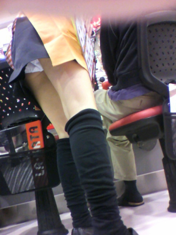 パチンコ店員さんのパンツをこっそり逆さ撮りしたエロ画像! 158 パチンコ店員さんのパンツをこっそり逆さ撮りしたエロ画像! 157 img 69369e7a909d6