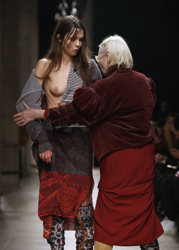 ファッションショーで乳首が見えてる女の子のエロ画像! 186 ファッションショーで乳首が見えてる女の子のエロ画像! 185 img 693aaf142b70b