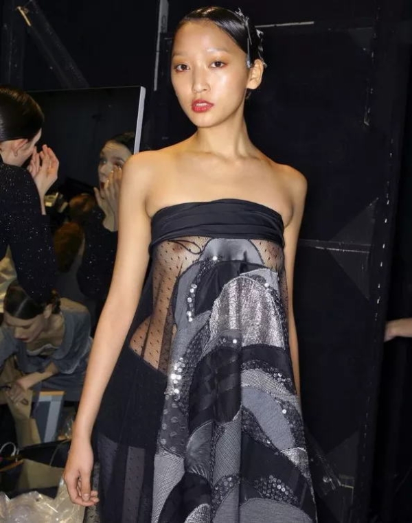 ファッションショーで乳首が見えてる女の子のエロ画像! 188 ファッションショーで乳首が見えてる女の子のエロ画像! 187 img 693aaf144649f