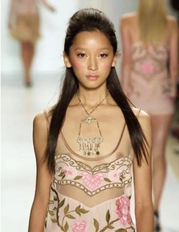 ファッションショーで乳首が見えてる女の子のエロ画像! 190 ファッションショーで乳首が見えてる女の子のエロ画像! 189 img 693aaf145e183