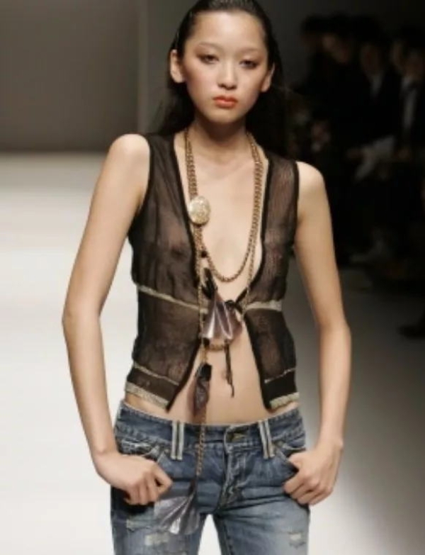 ファッションショーで乳首が見えてる女の子のエロ画像! 192 ファッションショーで乳首が見えてる女の子のエロ画像! 191 img 693aaf147488b