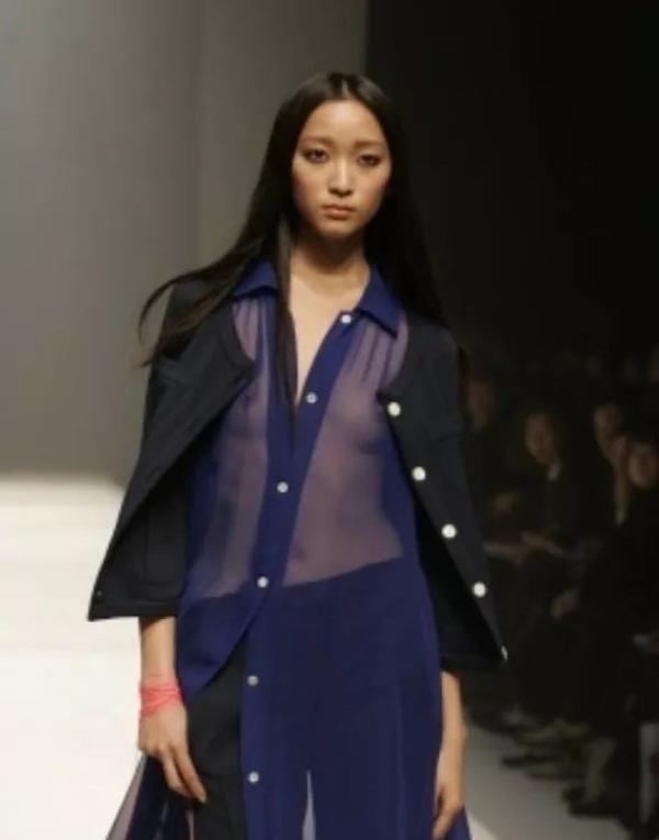 ファッションショーで乳首が見えてる女の子のエロ画像! 194 ファッションショーで乳首が見えてる女の子のエロ画像! 193 img 693aaf148b314