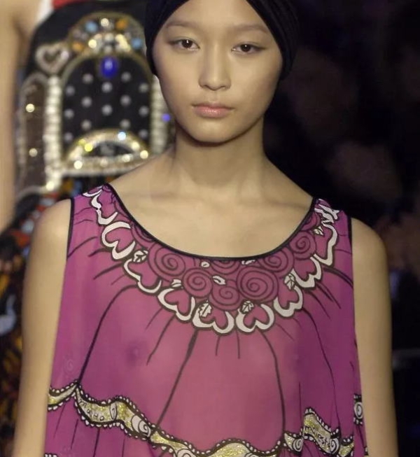 ファッションショーで乳首が見えてる女の子のエロ画像! 196 ファッションショーで乳首が見えてる女の子のエロ画像! 195 img 693aaf14a1a24