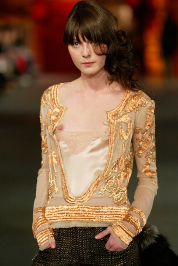 ファッションショーで乳首が見えてる女の子のエロ画像! 208 ファッションショーで乳首が見えてる女の子のエロ画像! 207 img 693aaf1570c37