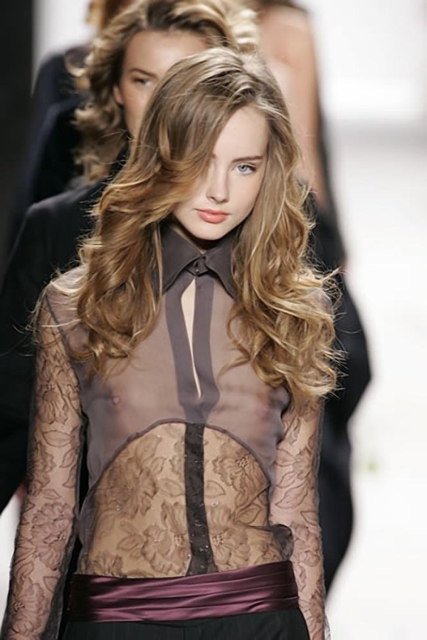 ファッションショーで乳首が見えてる女の子のエロ画像! 210 ファッションショーで乳首が見えてる女の子のエロ画像! 209 img 693aaf158ab15