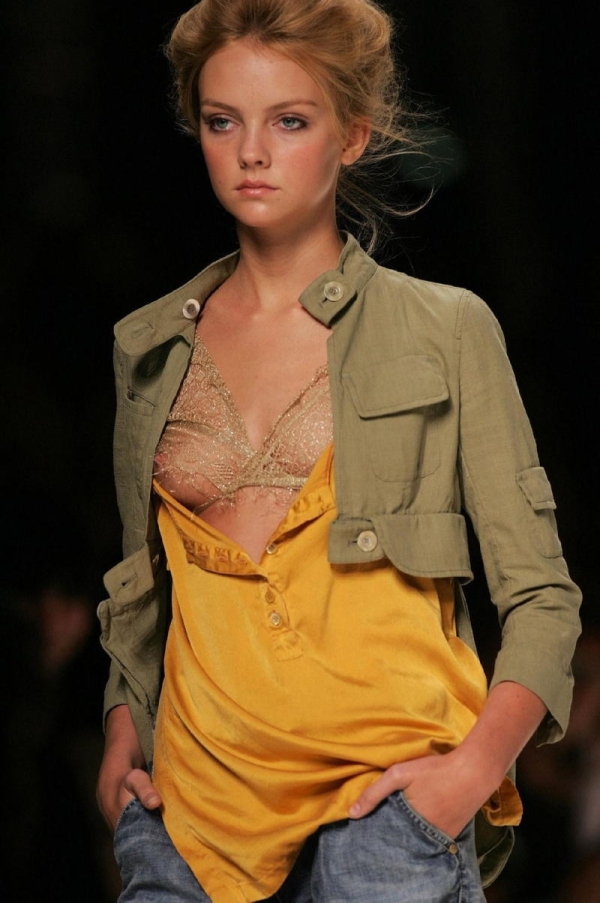 ファッションショーで乳首が見えてる女の子のエロ画像! 222 ファッションショーで乳首が見えてる女の子のエロ画像! 221 img 693aaf16ad21c