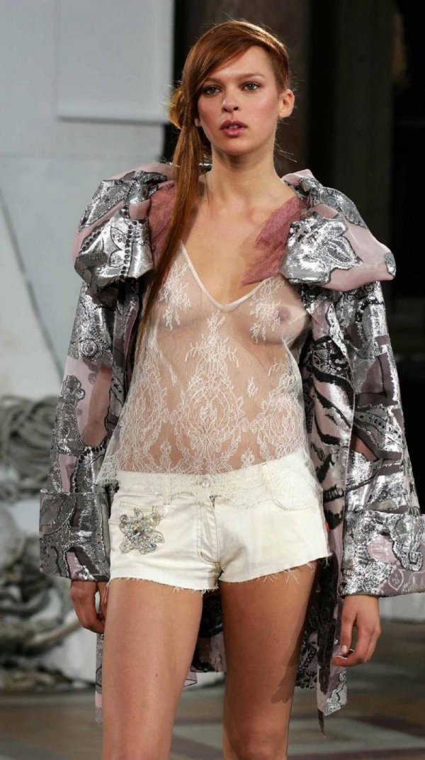 ファッションショーで乳首が見えてる女の子のエロ画像! 224 ファッションショーで乳首が見えてる女の子のエロ画像! 223 img 693aaf16d4bc0