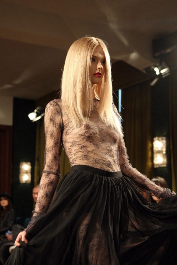 ファッションショーで乳首が見えてる女の子のエロ画像! 232 ファッションショーで乳首が見えてる女の子のエロ画像! 231 img 693aaf1759b36