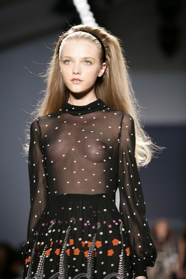 ファッションショーで乳首が見えてる女の子のエロ画像! 234 ファッションショーで乳首が見えてる女の子のエロ画像! 233 img 693aaf1777dd2