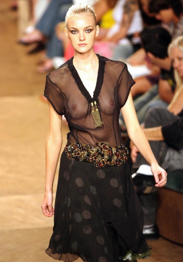 ファッションショーで乳首が見えてる女の子のエロ画像! 238 ファッションショーで乳首が見えてる女の子のエロ画像! 237 img 693aaf17a9762