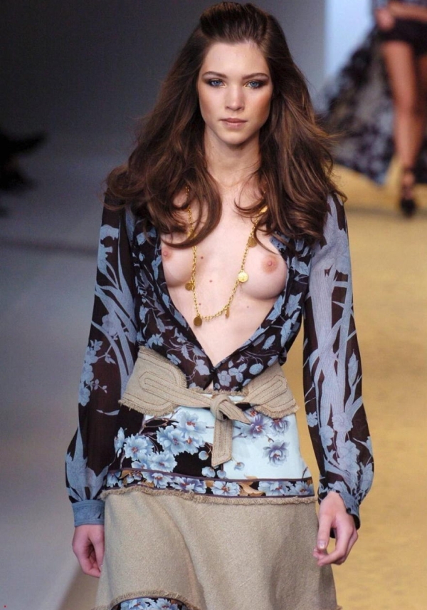 ファッションショーで乳首が見えてる女の子のエロ画像! 240 ファッションショーで乳首が見えてる女の子のエロ画像! 239 img 693aaf17ceb5f