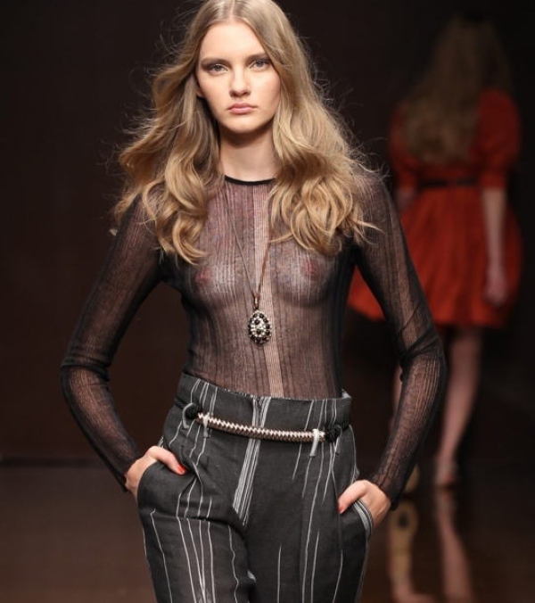 ファッションショーで乳首が見えてる女の子のエロ画像! 242 ファッションショーで乳首が見えてる女の子のエロ画像! 241 img 693aaf18050ed