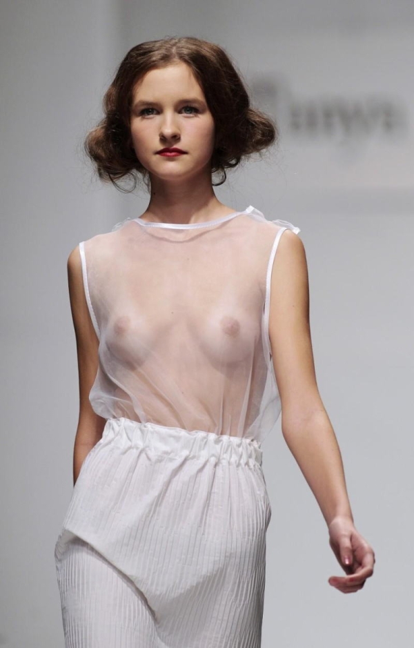 ファッションショーで乳首が見えてる女の子のエロ画像! 250 ファッションショーで乳首が見えてる女の子のエロ画像! 249 img 693aaf18acf65