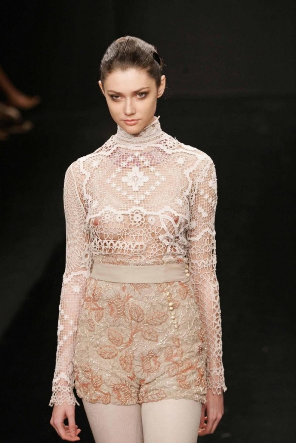 ファッションショーで乳首が見えてる女の子のエロ画像! 252 ファッションショーで乳首が見えてる女の子のエロ画像! 251 img 693aaf18ce09e