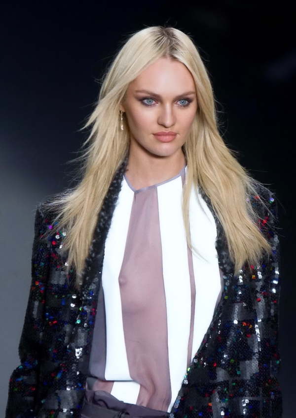 ファッションショーで乳首が見えてる女の子のエロ画像! 254 ファッションショーで乳首が見えてる女の子のエロ画像! 253 img 693aaf190334a