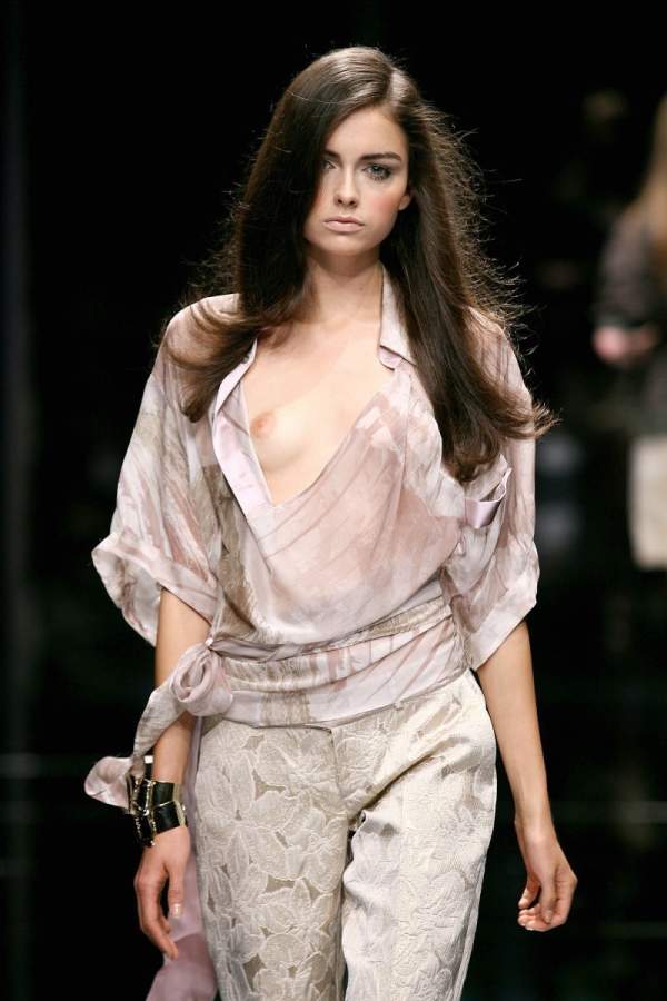 ファッションショーで乳首が見えてる女の子のエロ画像! 264 ファッションショーで乳首が見えてる女の子のエロ画像! 263 img 693aaf1998140