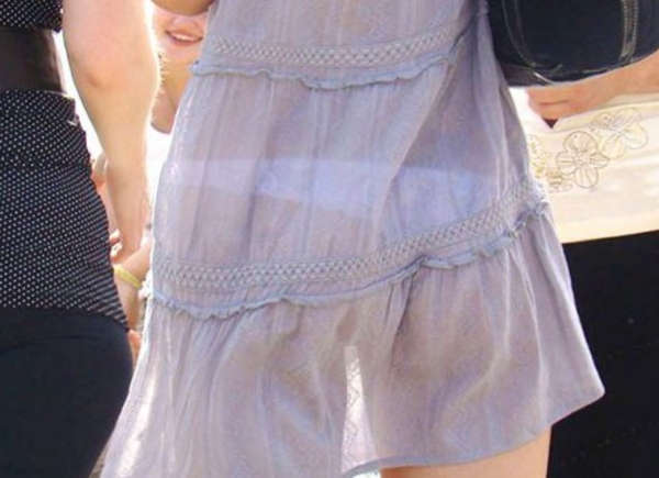 スカート越しにおぱんつが見えてる女の子のエロ画像!これはわざとなのか? 228 スカート越しにおぱんつが見えてる女の子のエロ画像!これはわざとなのか? 227 img 693fd84c5fb4e