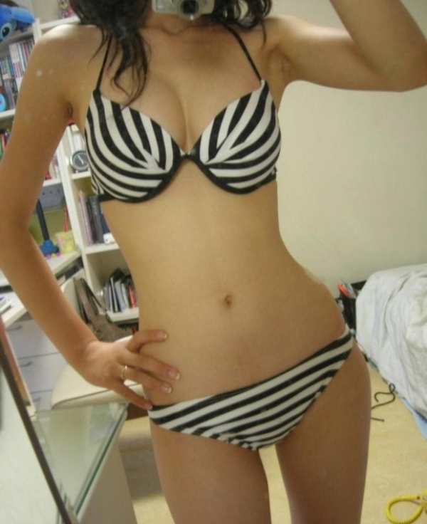 水着姿を自撮りしてる女の子のエロ画像!彼氏にどれが良いか聞いてるのかなw 128 水着姿を自撮りしてる女の子のエロ画像!彼氏にどれが良いか聞いてるのかなw 127 img 693ff48824c55