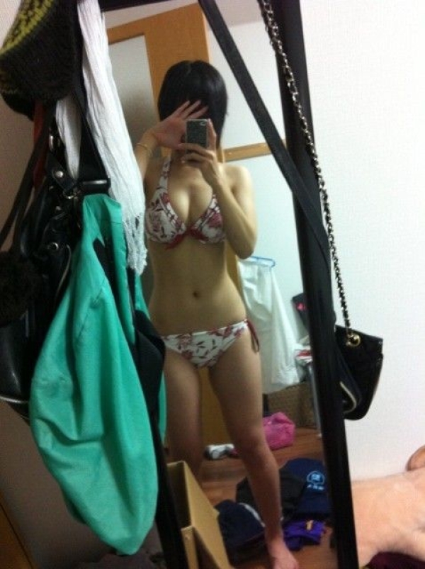 水着姿を自撮りしてる女の子のエロ画像!彼氏にどれが良いか聞いてるのかなw 160 水着姿を自撮りしてる女の子のエロ画像!彼氏にどれが良いか聞いてるのかなw 159 img 693ff48a40cf3