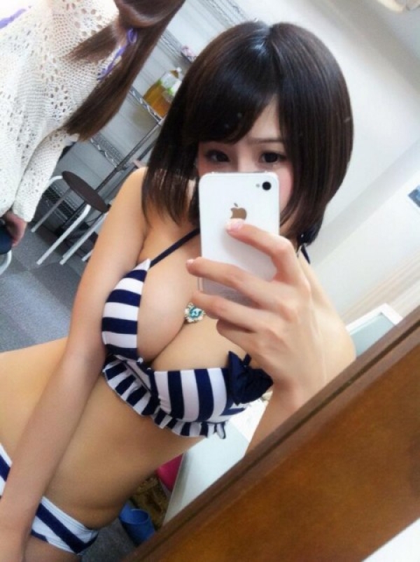 水着姿を自撮りしてる女の子のエロ画像!彼氏にどれが良いか聞いてるのかなw 164 水着姿を自撮りしてる女の子のエロ画像!彼氏にどれが良いか聞いてるのかなw 163 img 693ff48a71aab