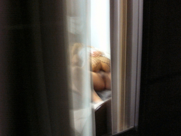素人女子の私生活をカーテン越しに盗撮したエロ画像! 136 素人女子の私生活をカーテン越しに盗撮したエロ画像! 135 img 69565df396bab