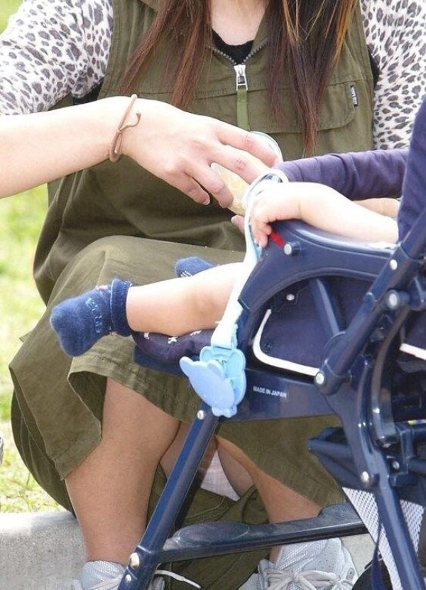 子連れママさんのパンチラ画像!忙しい隙をついてパシャりw 174 子連れママさんのパンチラ画像!忙しい隙をついてパシャりw 173 img 695f988d35e30