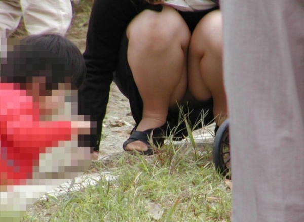 子連れママさんのパンチラ画像!忙しい隙をついてパシャりw 182 子連れママさんのパンチラ画像!忙しい隙をついてパシャりw 181 img 695f988dcdf4b