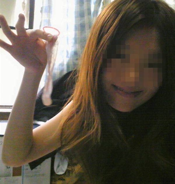 行為後のコンドームを笑顔で見せてくる女の子のエロ画像! 172 行為後のコンドームを笑顔で見せてくる女の子のエロ画像! 171 img 6979da64ab1bd