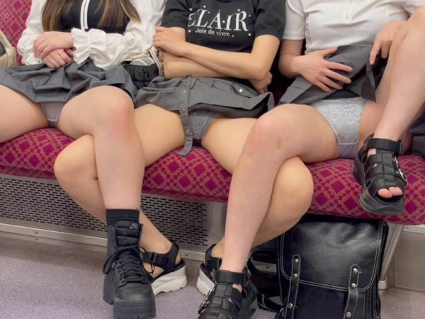 電車で太もも見せつけ画像 4 電車で太もも見せつけ画像 3 img 699141d020afd