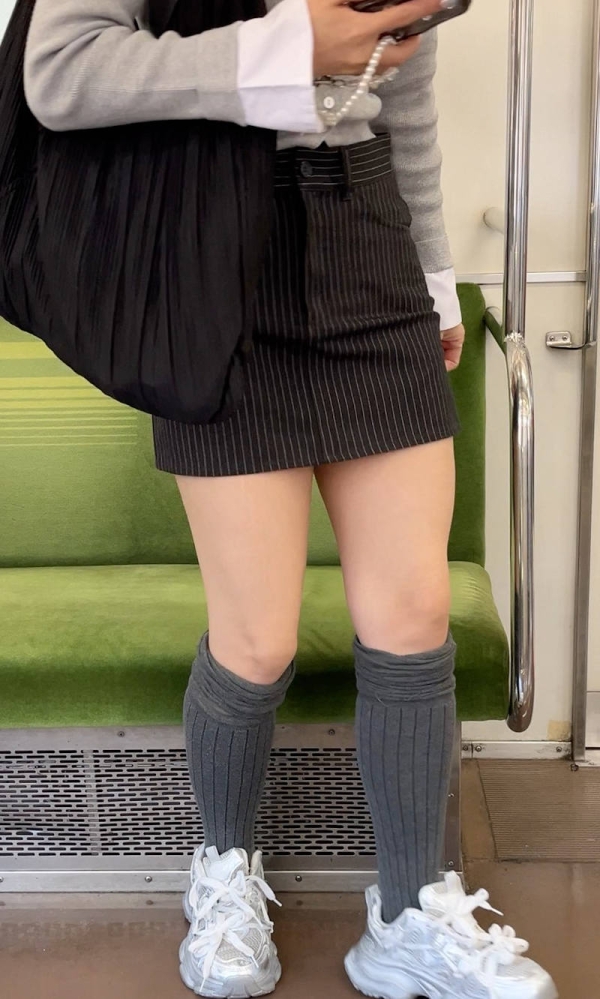 電車で太もも見せつけ画像 8 電車で太もも見せつけ画像 7 img 699141d2215ba