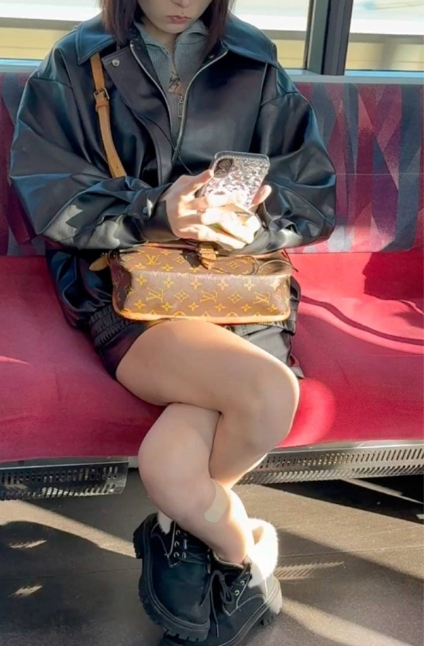 電車で太もも見せつけ画像 18 電車で太もも見せつけ画像 17 img 699141d61007d