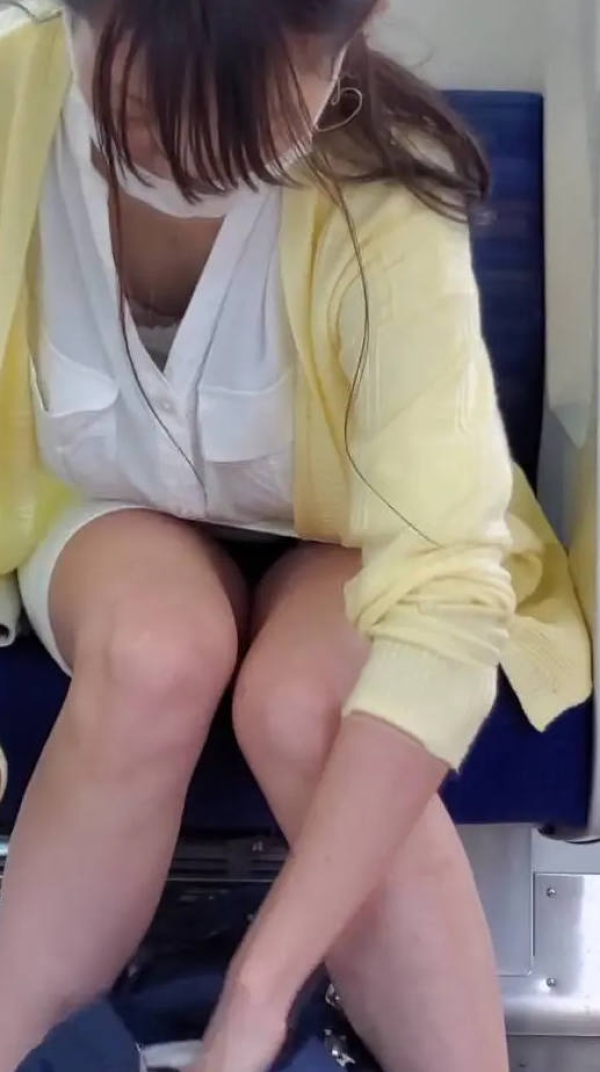 電車で太もも見せつけ画像 116 電車で太もも見せつけ画像 115 img 699141f9db634