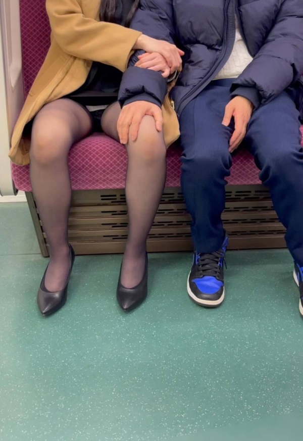 電車で太もも見せつけ画像 118 電車で太もも見せつけ画像 117 img 699141faadf73