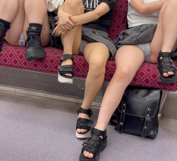 電車で太もも見せつけ画像 124 電車で太もも見せつけ画像 123 img 699141fcbafdd