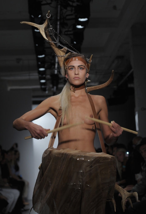 ファッションショーで乳首見えてる貧乳な外国人さんのエロ画像! 132 ファッションショーで乳首見えてる貧乳な外国人さんのエロ画像! 131 img 699d7390c63f7