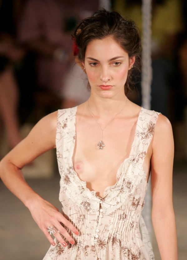 ファッションショーで乳首見えてる貧乳な外国人さんのエロ画像! 136 ファッションショーで乳首見えてる貧乳な外国人さんのエロ画像! 135 img 699d739102e22