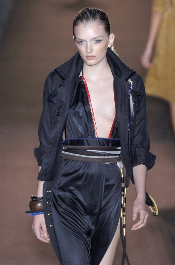 ファッションショーで乳首見えてる貧乳な外国人さんのエロ画像! 138 ファッションショーで乳首見えてる貧乳な外国人さんのエロ画像! 137 img 699d739125e64